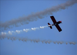 Cae avión y mueren sus dos pilotos durante show aéreo