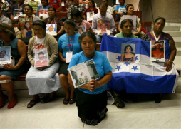 Madres de migrantes visitan la Basílica de Guadalupe