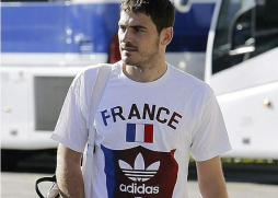 Casillas llegó a la concentración de España con la camiseta de Francia