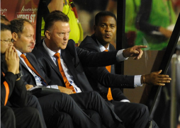 Bélgica arrasa a Holanda en fallido debut de Van Gaal