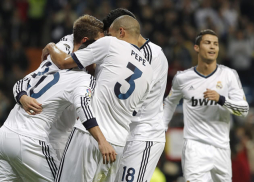 Real Madrid golea medio dormido y sigue a ocho puntos del Barça