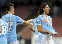 Triplete de Cavani y Napoli alcanza a Juventus en la cima