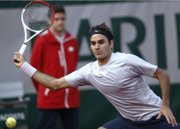 Federer remonta y pasa a cuartos de final del Roland Garros