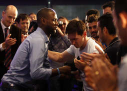 Jugadores del Barcelona se despiden de Abidal entre lágrimas