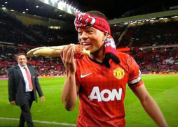 Patrice Evra se burla de la mordida de Luis Suárez