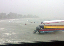 Lluvia no dejó disfrutar a bañistas; alerta en cinco departamentos