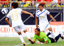 Real Sociedad vence a Olimpia y se ilusiona con su primer título