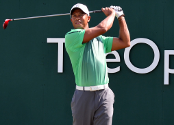 Tiger Woods se mantiene intratable en la primera posición