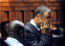 Pistorius llora tras cargo por asesinato de su novia