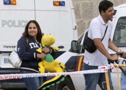 Dos dinosaurios para Carlos Daniel, superviviente del accidente en España