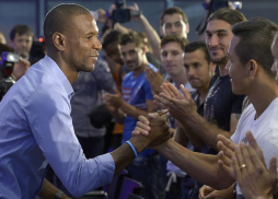 Jugadores del Barcelona se despiden de Abidal entre lágrimas