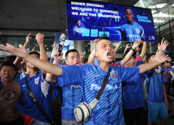 Drogba es recibido como ídolo en China