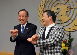 Ban Ki-moon se mueve al ritmo del Baile del Caballo (Fotos)