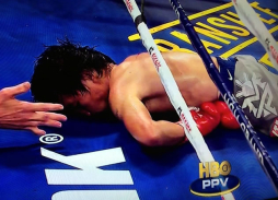 Márquez gana por histórico nocáut a Manny Pacquiao