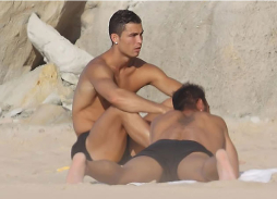 Cristiano 'cura' tristeza en la playa junto a compañeros de selección