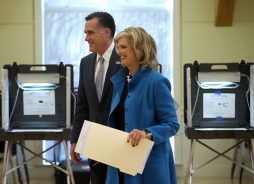 Mitt Romney vota en Belmont, a las afueras de Boston