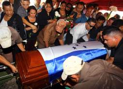 Como un héroe dan último adiós al fiscal Orlan Chávez