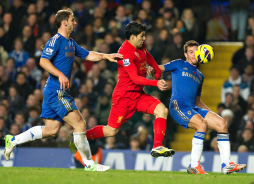 Luis Suárez distancia al Chelsea de la cima
