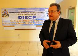 Lobo Sosa nombrará a nuevos depuradores de la policía hondureña