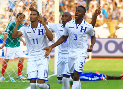 Honduras arranca un aguerrido y valioso empate a México