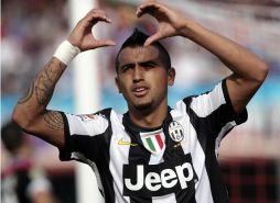 Juventus se mantiene en la punta con una victoria polémica