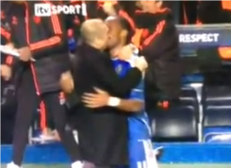 DT del Chelsea festejó clasificación con beso a Drogba