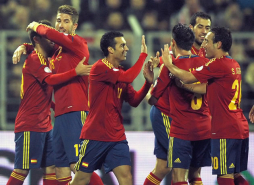 Una exhibición de Pedro conduce a España al liderato