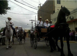 Tradicional desfile del Agas llena de color y alegría la Feria Juniana