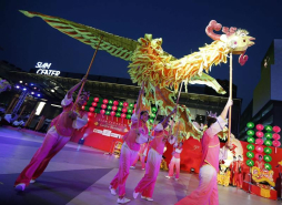 Los chinos reciben Año de la Serpiente con augurios de sabiduría y prudencia