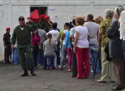 Venezolanos acuden a votar en masa entre Chávez y Capriles