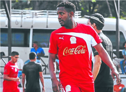 Luciano Emilio por su gol 200