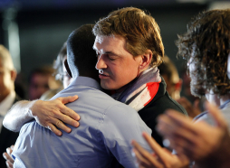 Jugadores del Barcelona se despiden de Abidal entre lágrimas