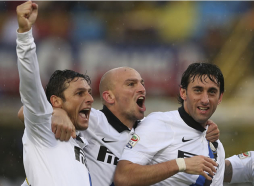 Juventus se mantiene en la punta con una victoria polémica