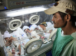 Se solidarizan con padres de trillizas