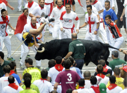 Vea las impresionantes fotos de una cornada en encierro de San Fermín