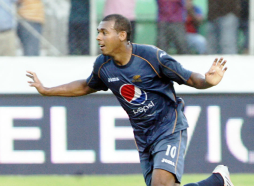 Motagua golea en regreso del 'Cuate' Castillo y hunde al Vida