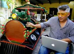 Ingeniero dirige desde una silla de ruedas inventos ecológicos