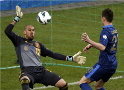 Víctor Valdés hizo olvidar a Casillas por una noche