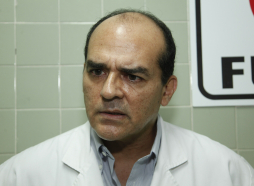 En camillas de acero y sin colchones, madres dan a luz