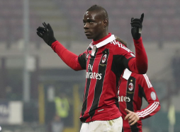 Milan sigue su ascenso de la mano de Balotelli