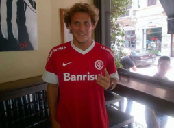 Inter de Porto Alegre confirma fichaje de Forlán