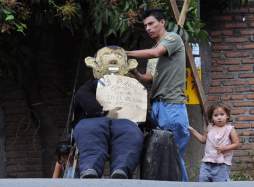 Quemarán monigote de Lobo y Juan Orlando para despedir 2012