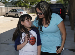 Madre e hija, símbolos de esperanza tras tornado de Oklahoma