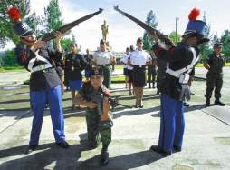 Militares hondureños rinden honores a Morazán