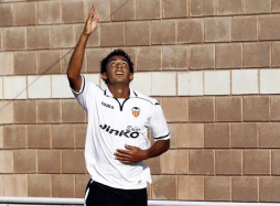 Choco Lozano abre el camino de la victoria del filial del Valencia