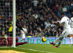 Real Madrid golea medio dormido y sigue a ocho puntos del Barça