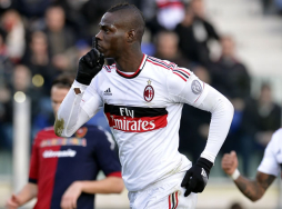 Balotelli rescata al Milan en Cagliari