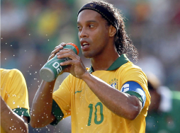 Ronaldinho quiere cerrar su ciclo con la selección jugando el Mundial