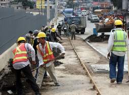 Despiden a miles de la industria de la construcción por deuda del Gobierno