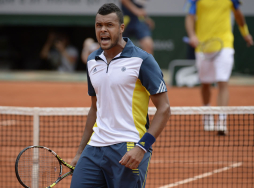 Federer remonta y pasa a cuartos de final del Roland Garros